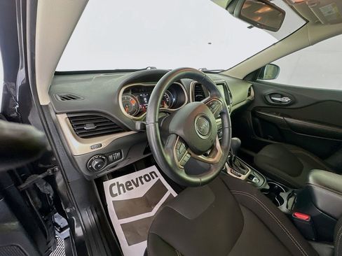 Used 2016 Jeep Cherokee Latitude w/ Comfort & Sound Group FWD image 9