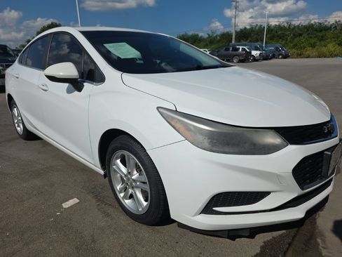 Used 2018 Chevrolet Cruze LT w/ Convenience Package FWD image 3