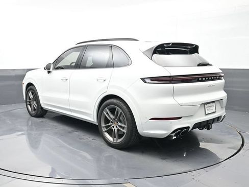 Certified 2025 Porsche Cayenne AWD/4WD image 3