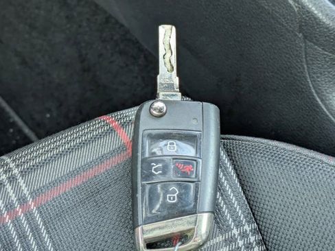 Used 2018 Volkswagen Golf 4-Door FWD image 26