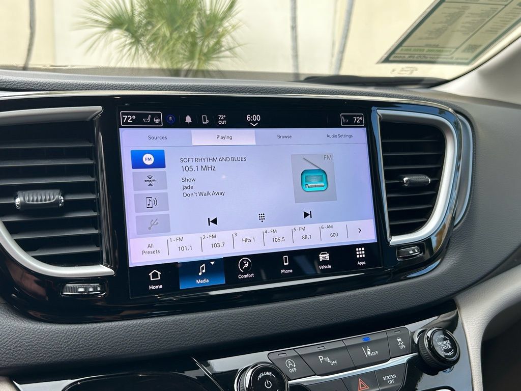 Used 2023 Chrysler Pacifica Touring-L FWD image 23