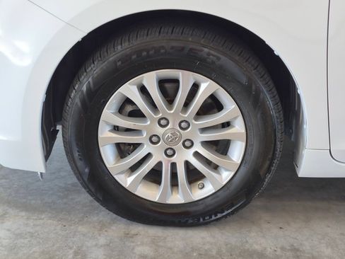 Used 2016 Toyota Sienna XLE FWD image 23