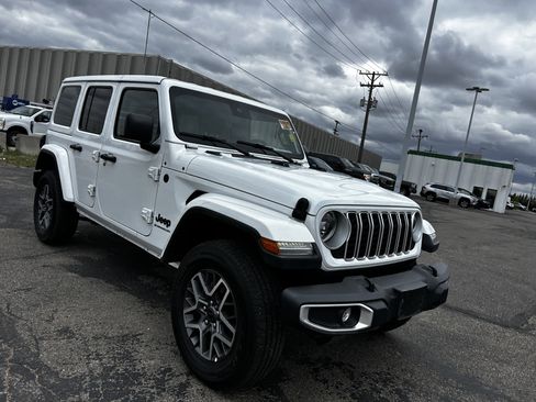 Used 2025 Jeep Wrangler Unlimited Sahara AWD/4WD image 7