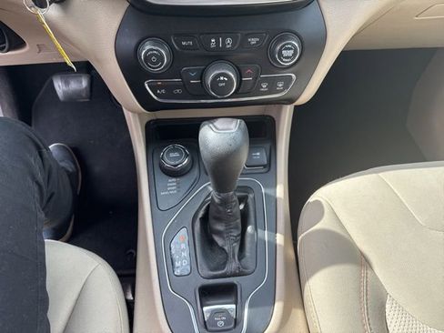 Used 2019 Jeep Cherokee Latitude w/ Popular Appearance Group AWD/4WD image 6