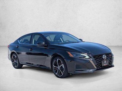 Used 2024 Nissan Altima 2.5 SR FWD image 3