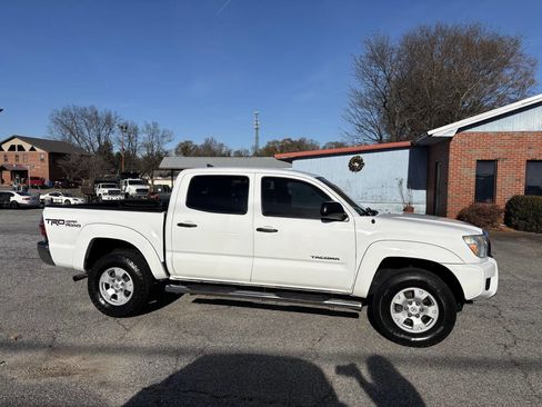 Used 2015 Toyota Tacoma PreRunner w/ TRD Off-Road Package image 5