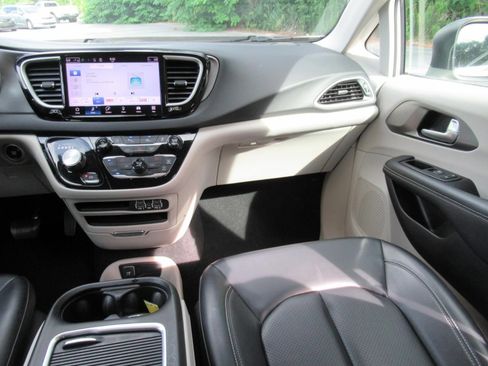 Certified 2023 Chrysler Pacifica Touring-L FWD image 14
