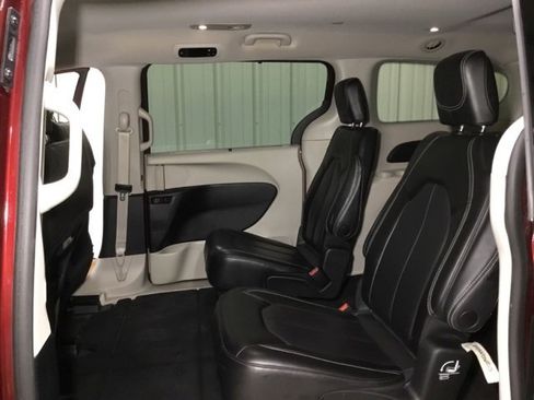 Used 2023 Chrysler Pacifica Touring-L image 35