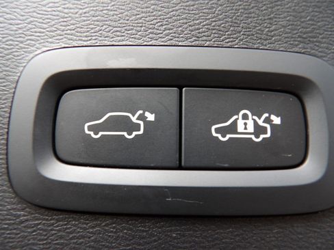 Certified 2023 Volvo XC40 B4 Plus w/ Protection Package Premier image 28