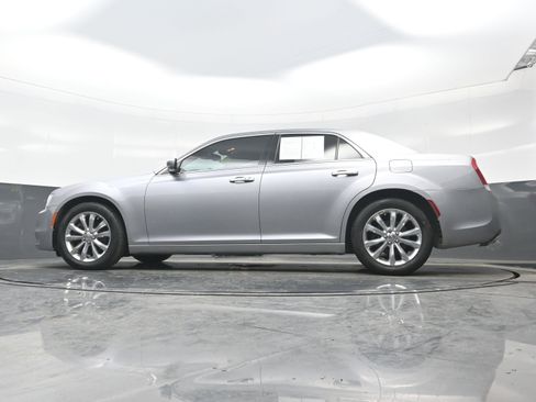 Used 2018 Chrysler 300 Touring image 27