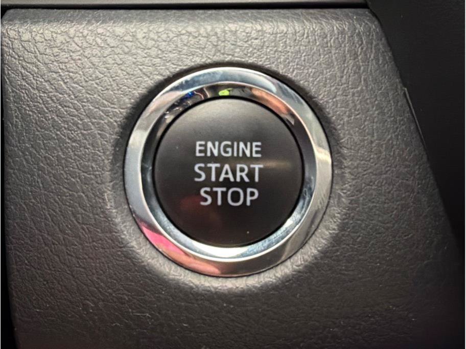 Used 2018 Toyota Camry XLE FWD image 19