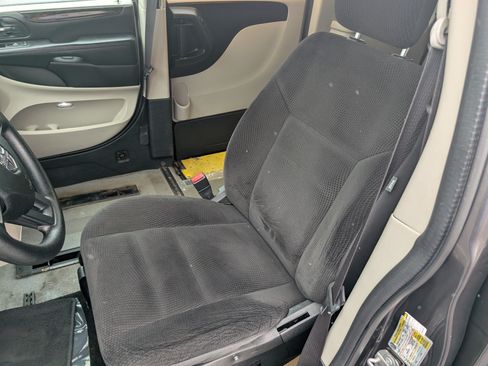 Used 2018 Dodge Grand Caravan SE w/ UConnect Hands-Free Group FWD image 11