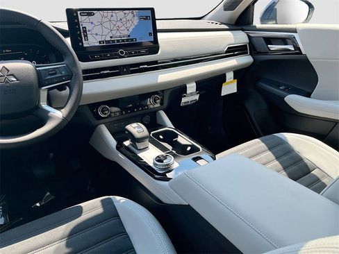 New 2025 Mitsubishi Outlander SE image 25