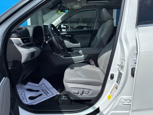 Used 2022 Toyota Highlander XLE FWD image 11