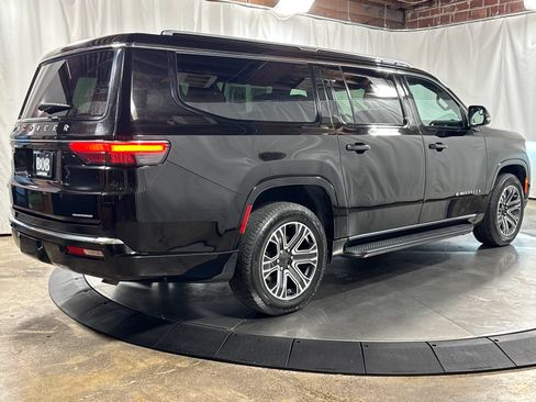 Used 2024 Jeep Wagoneer L Series II w/ Flexible Seating Group AWD/4WD image 10