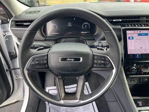 Used 2023 Jeep Grand Cherokee Limited image 14