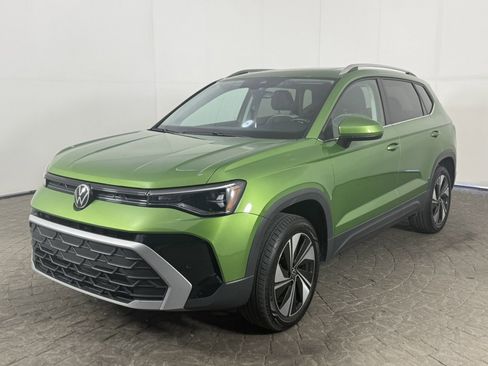 Used 2025 Volkswagen Taos SE AWD/4WD image 3
