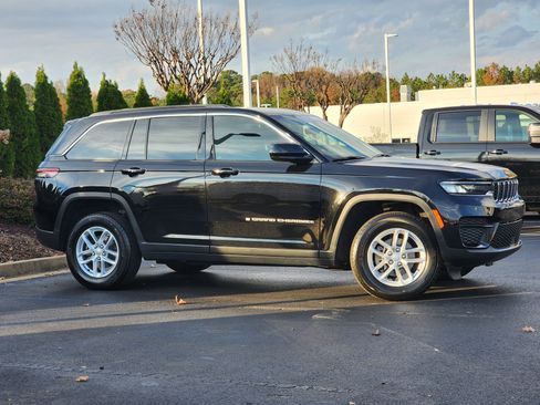 Used 2025 Jeep Grand Cherokee Laredo X image 3