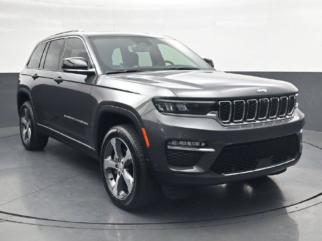 Used 2025 Jeep Grand Cherokee Limited w/ Luxury Tech Group II AWD/4WD image 2