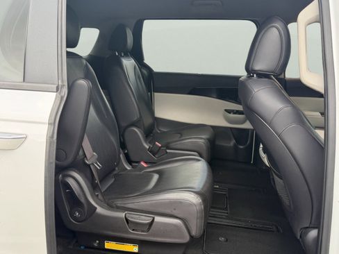 Used 2023 Kia Carnival EX FWD image 12