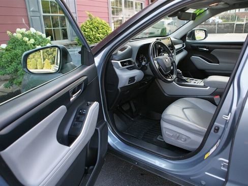 Used 2020 Toyota Highlander XLE AWD/4WD image 8