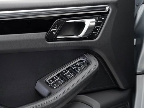 Used 2025 Porsche Macan image 8