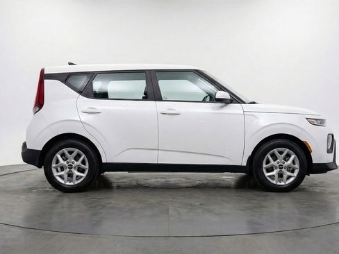 Used 2025 Kia Soul LX w/ LX Technology Package image 11
