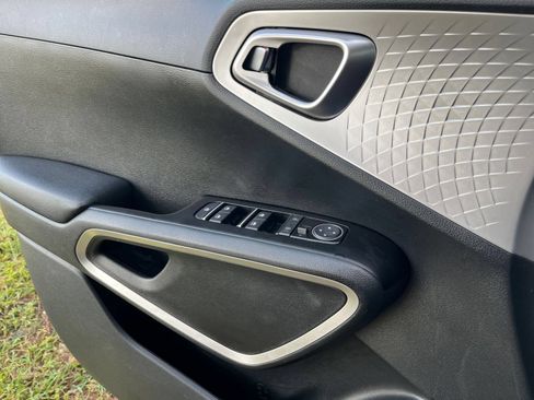 Used 2025 Kia Soul LX w/ LX Technology Package FWD image 15