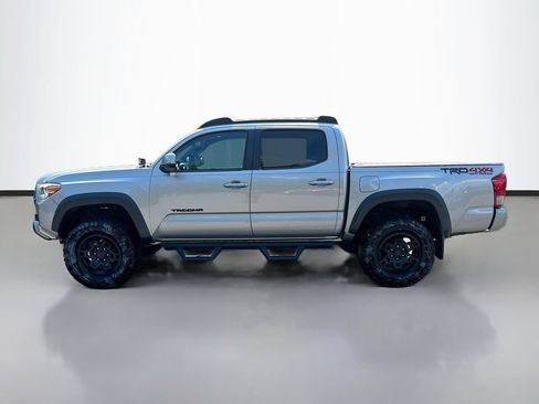 Used 2017 Toyota Tacoma TRD Off-Road w/ Premium & Technology Package AWD/4WD image 4