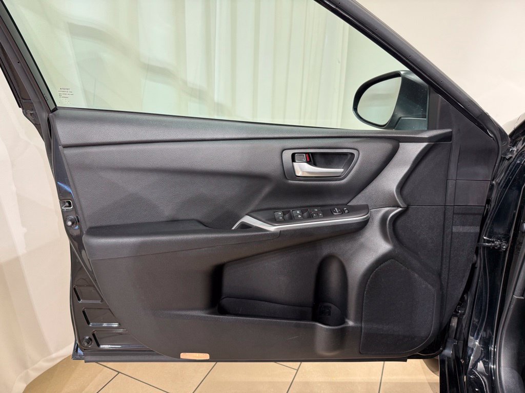 Used 2016 Toyota Camry SE w/ Moonroof Package FWD image 14