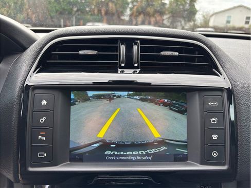 Used 2018 Jaguar F-PACE Premium image 34