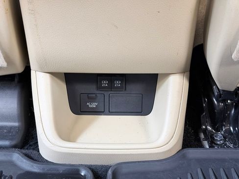Used 2019 Toyota Highlander Limited FWD image 25