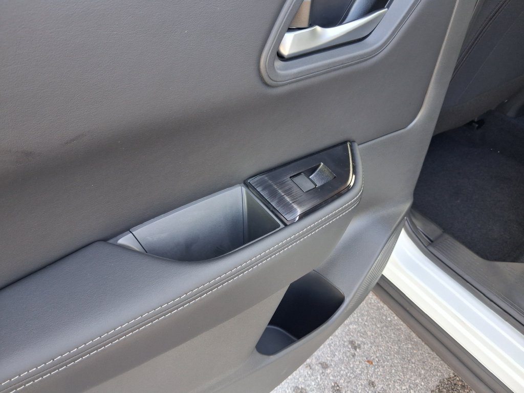 Used 2026 Nissan Rogue SV FWD image 12