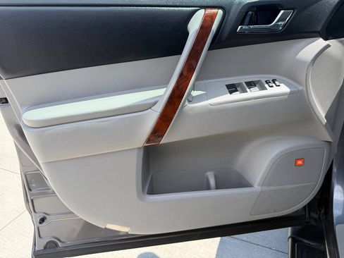Used 2011 Toyota Highlander Limited w/ Tow Pkg AWD/4WD image 29