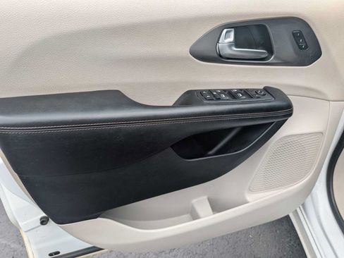 Used 2020 Chrysler Pacifica Touring-L w/ Tire & Wheel Group FWD image 7