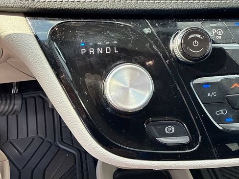 Used 2023 Chrysler Pacifica Touring-L FWD image 13