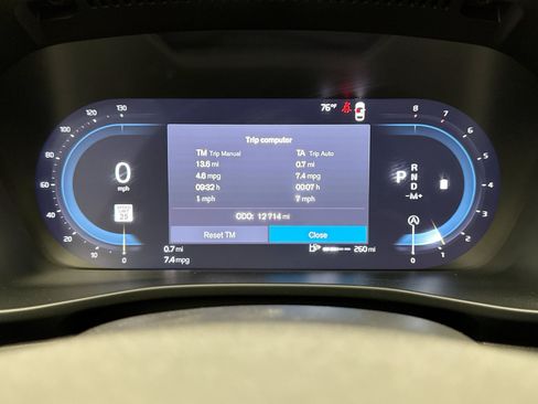 Used 2025 Volvo XC40 B5 Plus AWD/4WD image 13