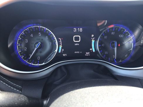 Used 2025 Chrysler Pacifica Limited FWD image 16