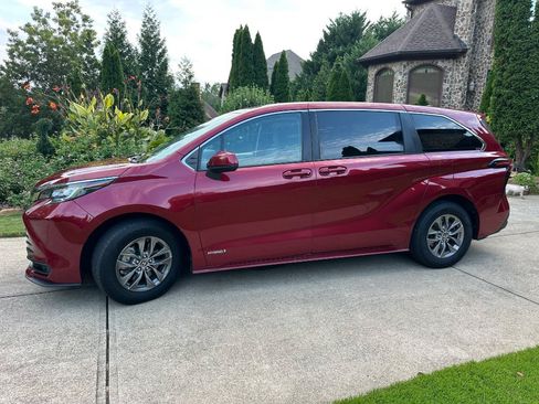 Used 2021 Toyota Sienna LE FWD image 2