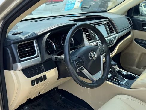 Used 2015 Toyota Highlander XLE FWD image 11