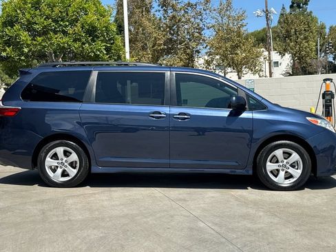 Used 2020 Toyota Sienna LE w/ LE Preferred Package FWD image 6