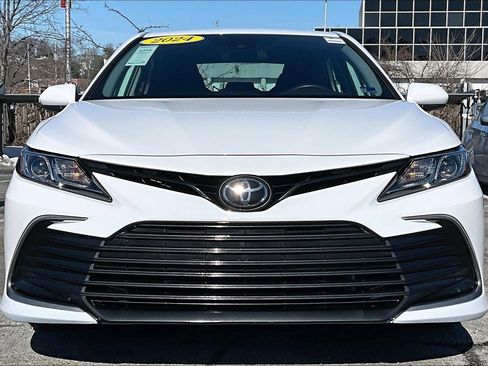 Used 2024 Toyota Camry LE image 3