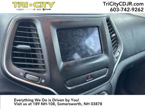 Used 2019 Jeep Cherokee Latitude Plus w/ Cold Weather Group image 6