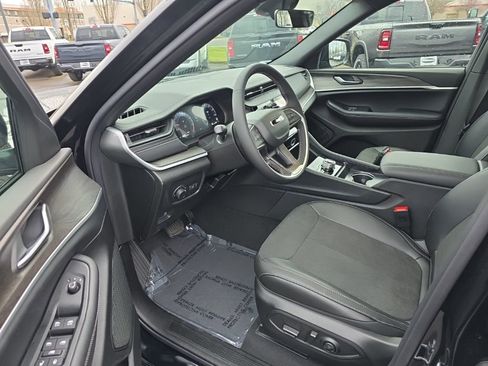 New 2026 Jeep Grand Cherokee Altitude image 13