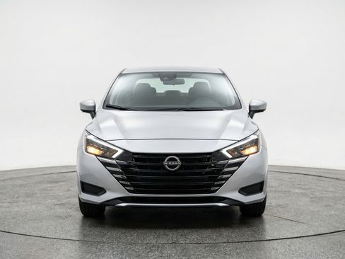 Used 2025 Nissan Versa SV image 2