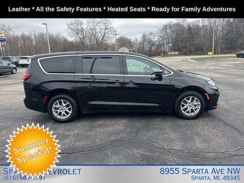 Used 2025 Chrysler Pacifica Select FWD image 2