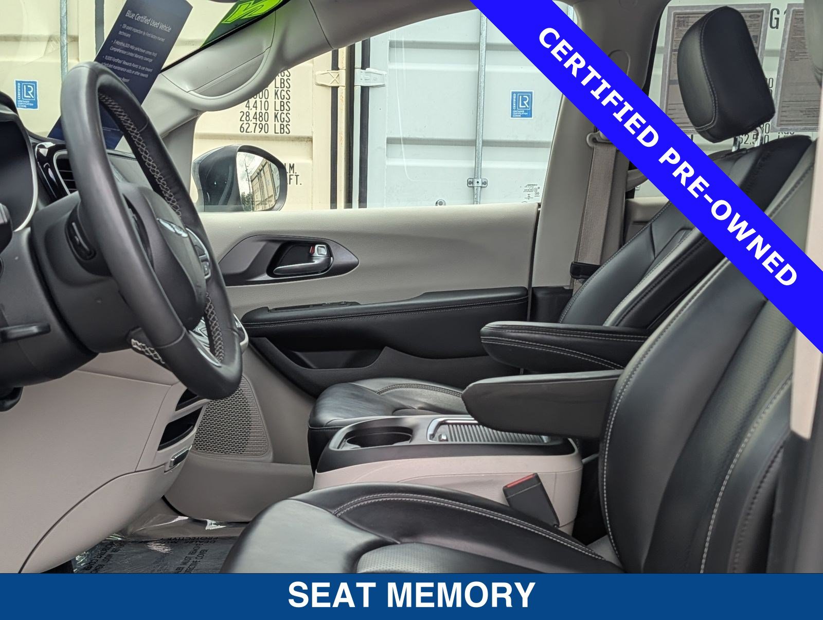 Used 2023 Chrysler Pacifica Touring-L FWD image 23