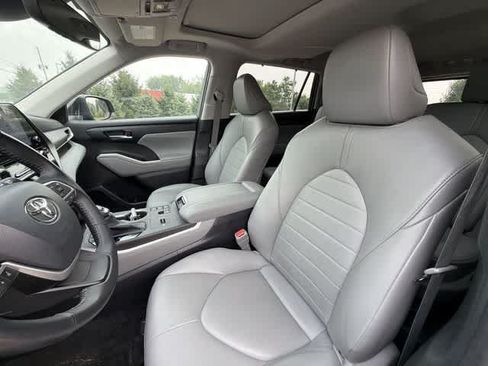 Used 2023 Toyota Highlander XLE AWD/4WD image 16
