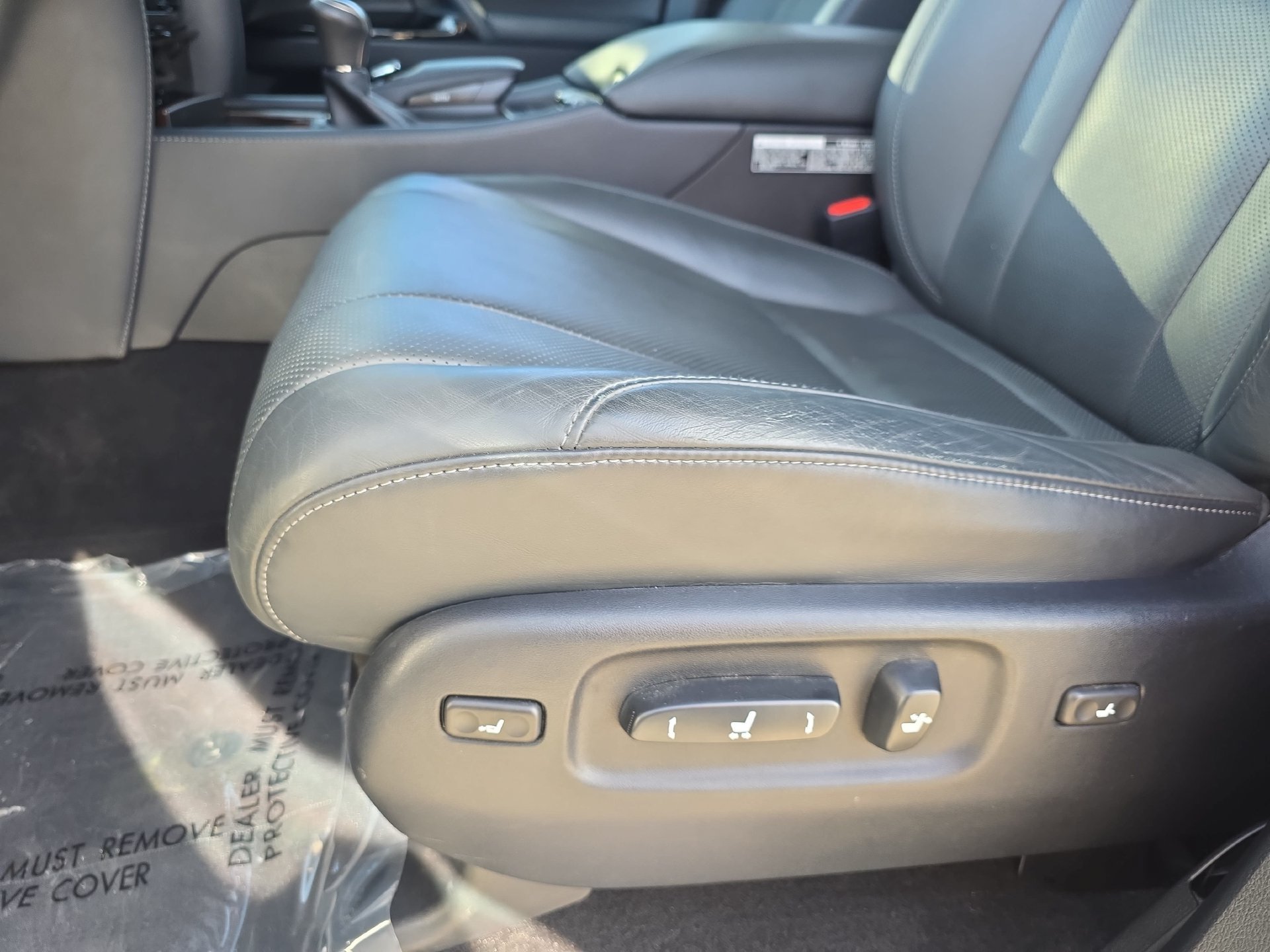 Used 2019 Lexus LX 570 4WD w/ Luxury Package image 28