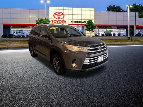 Used 2018 Toyota Highlander XLE AWD/4WD image 4